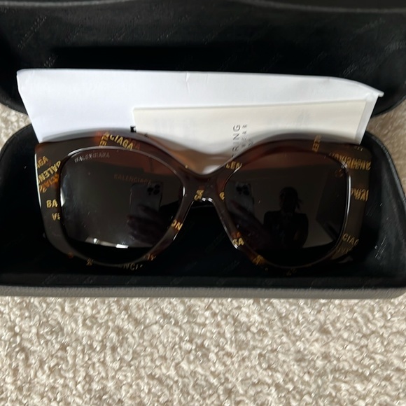 Gently worn authentic Balenciaga monogram sunglasses. - Picture 3 of 7
